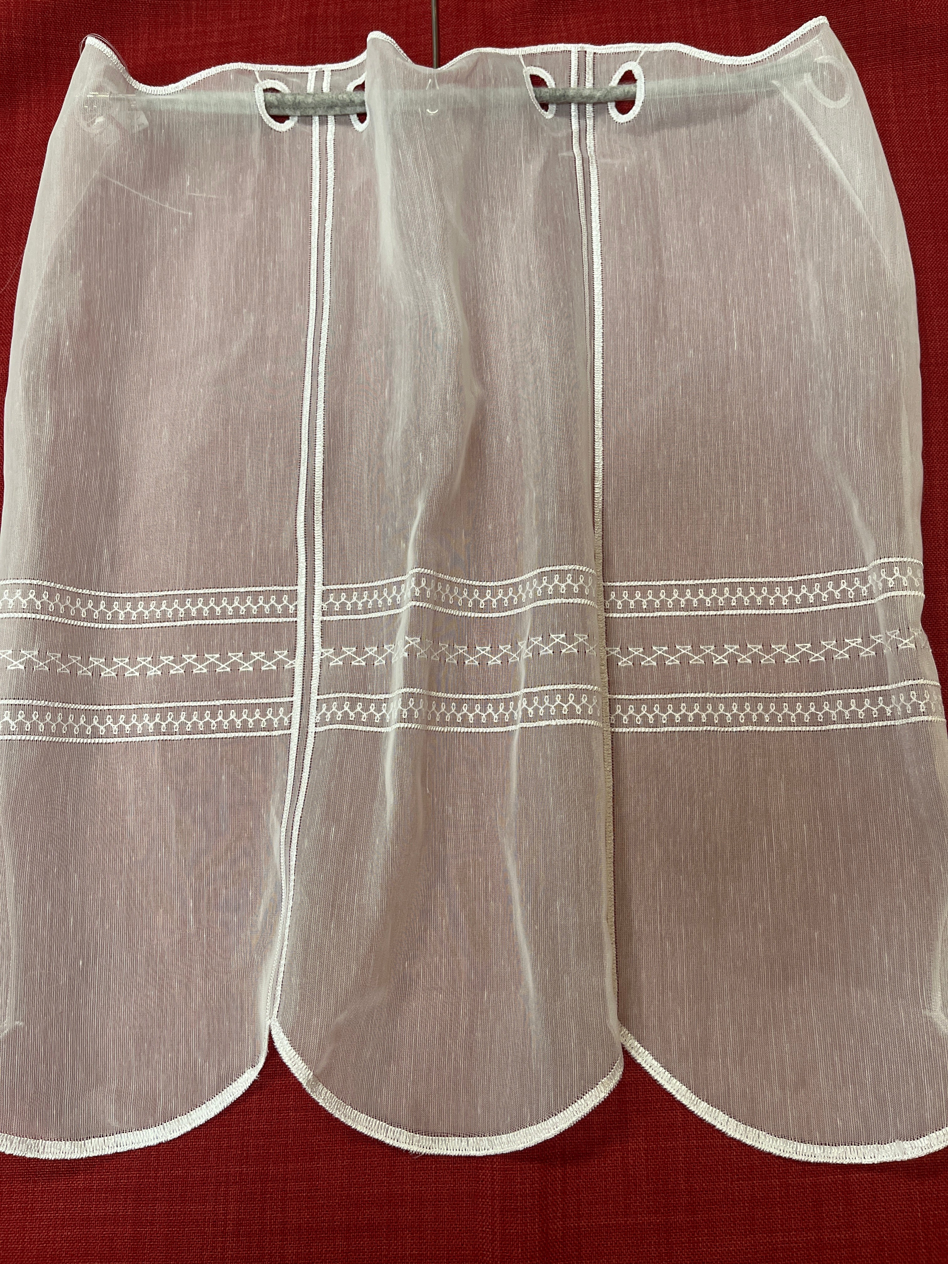 Kurzvorhang Voile mit Querstreifen und Stickerei