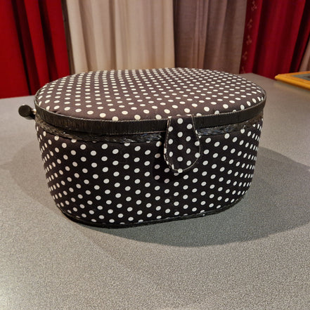 Nähkorb oval schwarz mit weissen Punkten