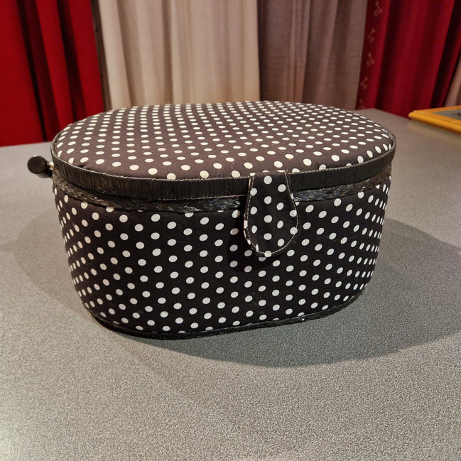 Nähkorb oval schwarz mit weissen Punkten
