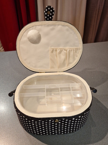 Nähkorb oval schwarz mit weissen Punkten