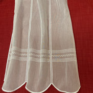 Kurzvorhang Voile mit Querstreifen und Stickerei