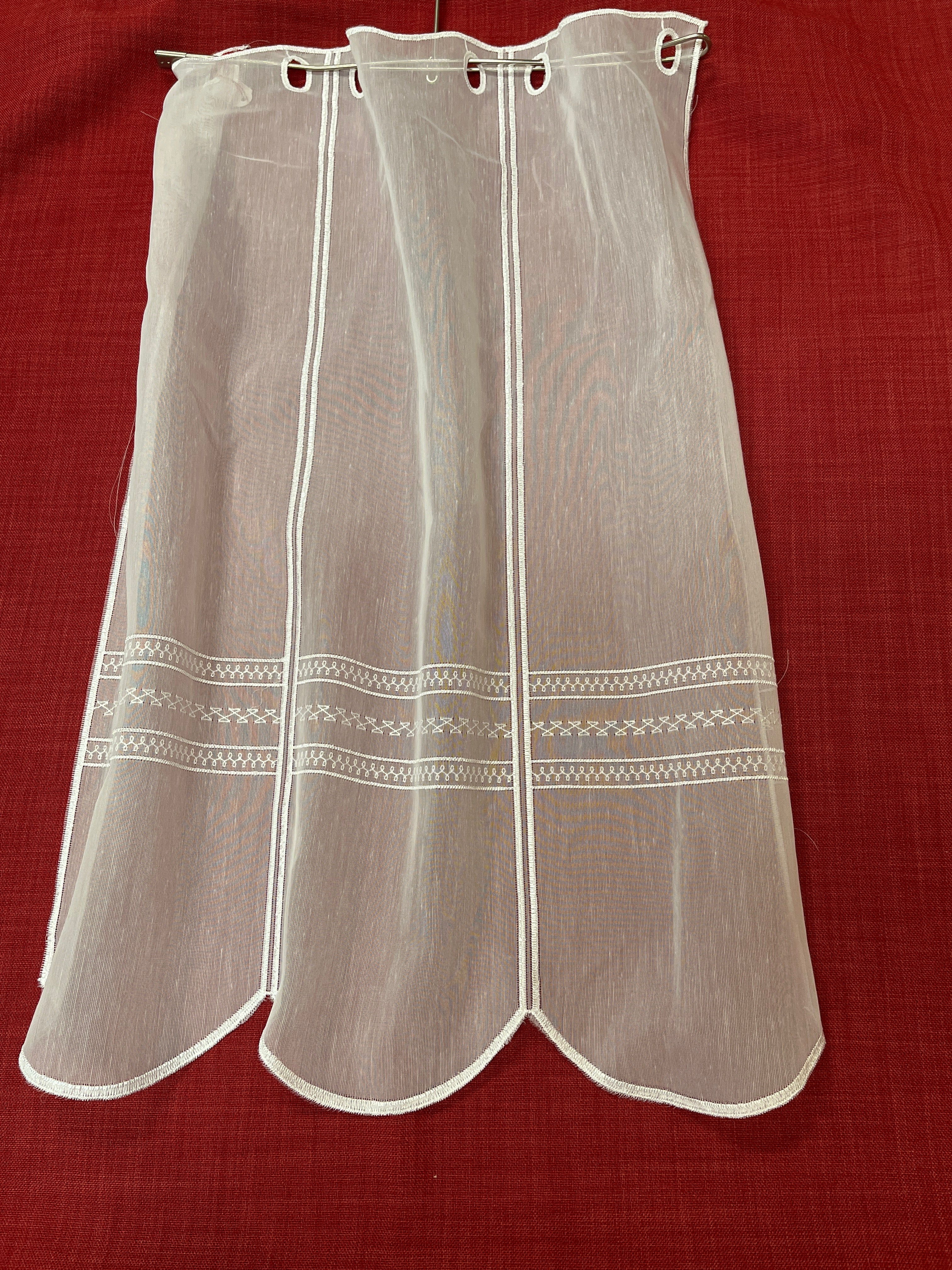 Kurzvorhang Voile mit Querstreifen und Stickerei