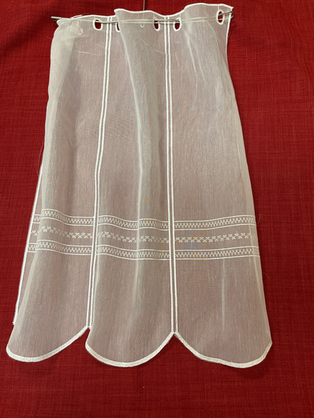 Kurzvorhang Voile mit Querstreifen und Stickerei