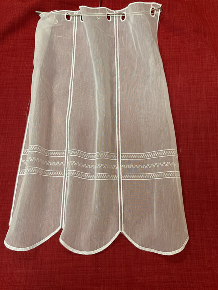 Kurzvorhang Voile mit Querstreifen und Stickerei