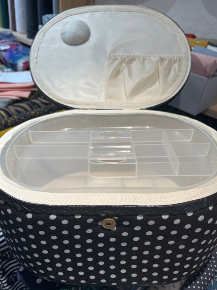 Nähkorb oval mit Tupfen schwar-weiss