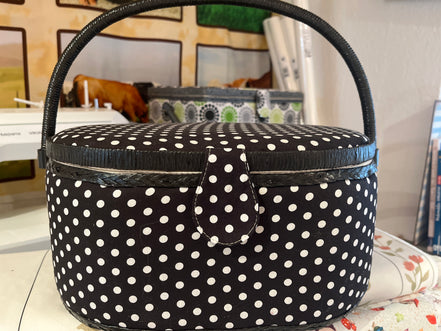 Nähkorb oval mit Tupfen schwar-weiss