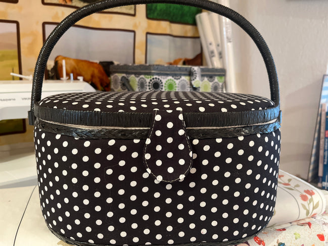 Nähkorb oval mit Tupfen schwar-weiss