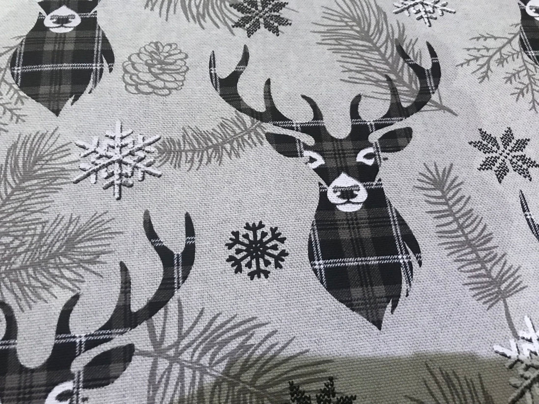 Stoff mit Hirsch im Schottenkaro
