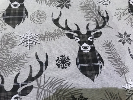 Stoff mit Hirsch im Schottenkaro