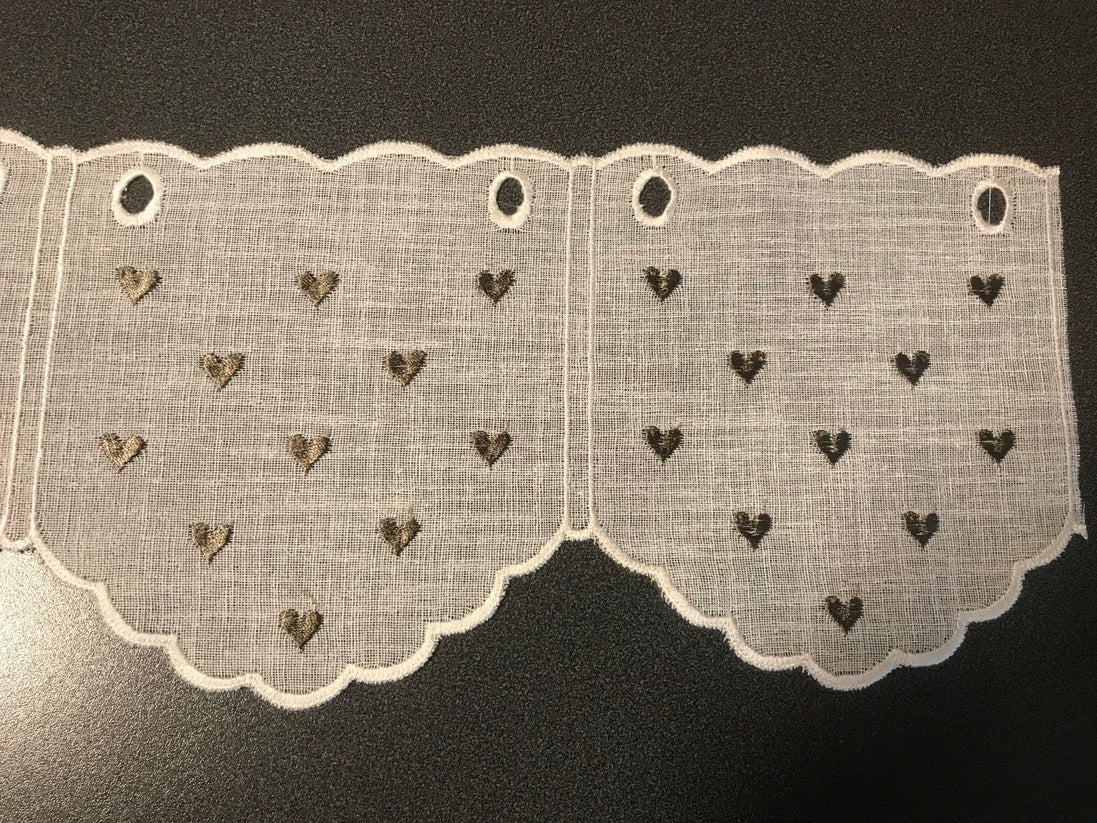 Kurzvorhang in Leinenoptik weiss mit Herzchen braun