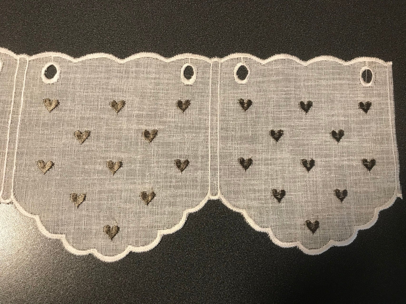 Kurzvorhang in Leinenoptik weiss mit Herzchen braun