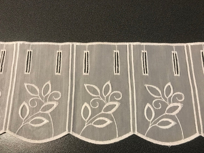 Kurzvorhang mit Blumen