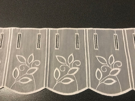 Kurzvorhang mit Blumen