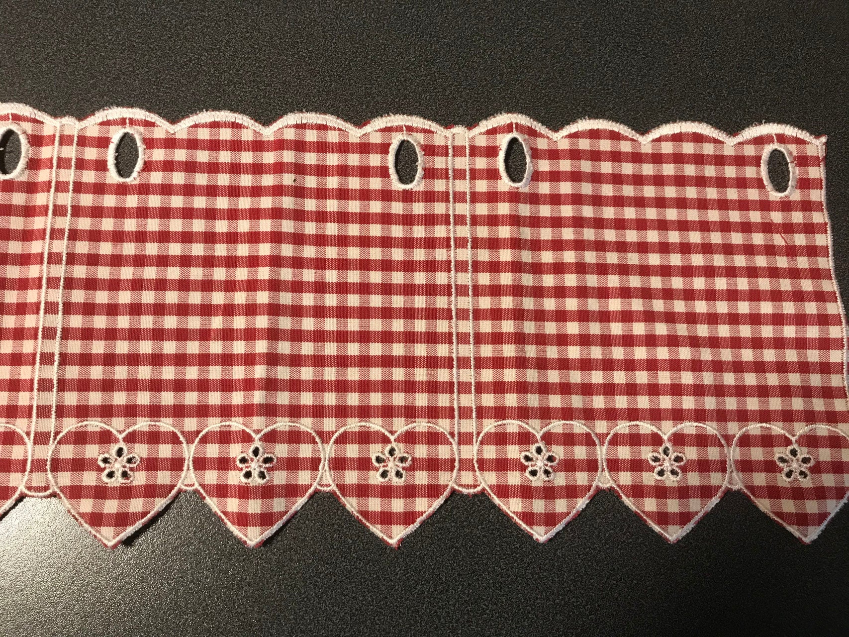 Kurzvorhang mit Herzchen, rot weiss kariert