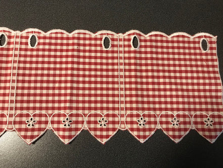 Kurzvorhang mit Herzchen, rot weiss kariert