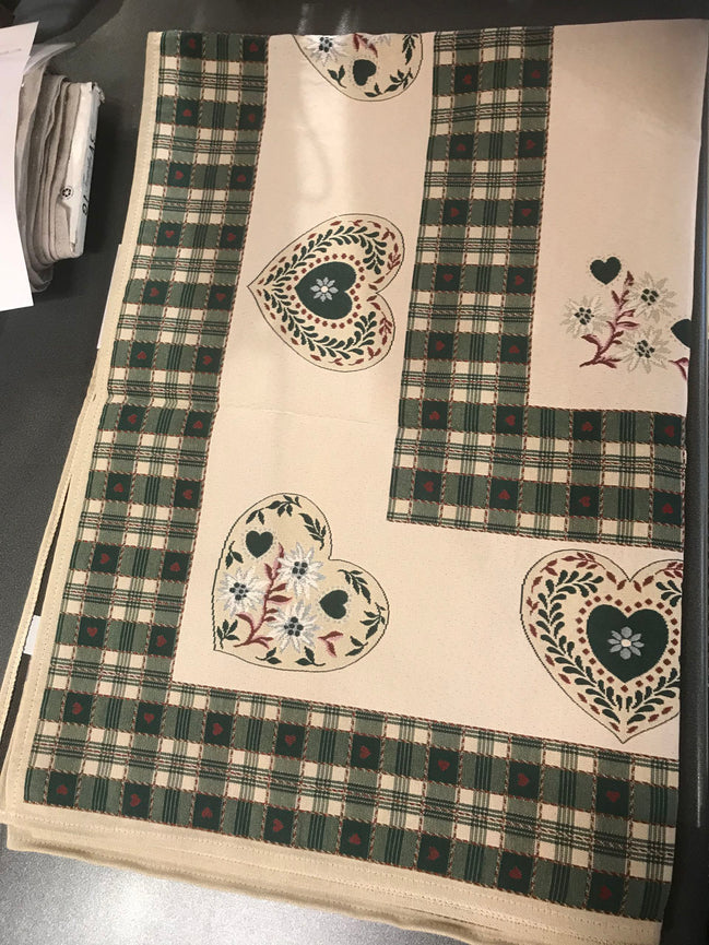 Tischtuch mit Herz und Karo grün 140x260