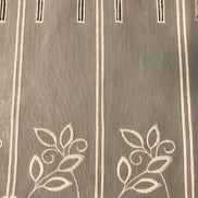Kurzvorhang mit Blumen