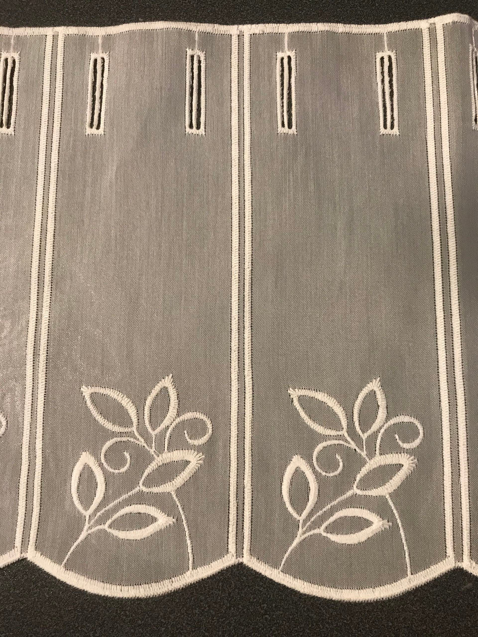 Kurzvorhang mit Blumen