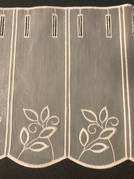 Kurzvorhang mit Blumen