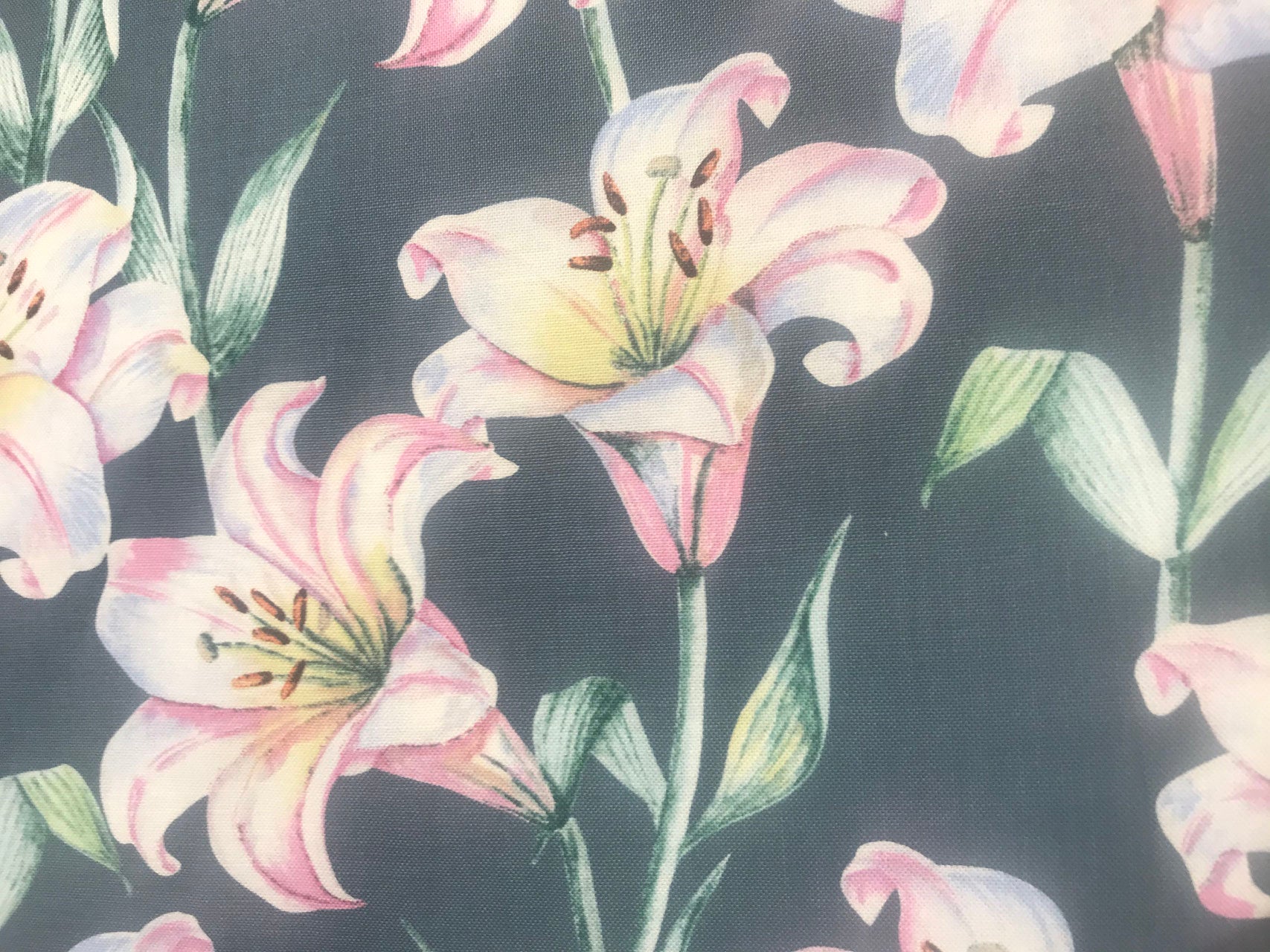 Baumwollstoff Lilien von Gütermann Serie Elegant Spirit
