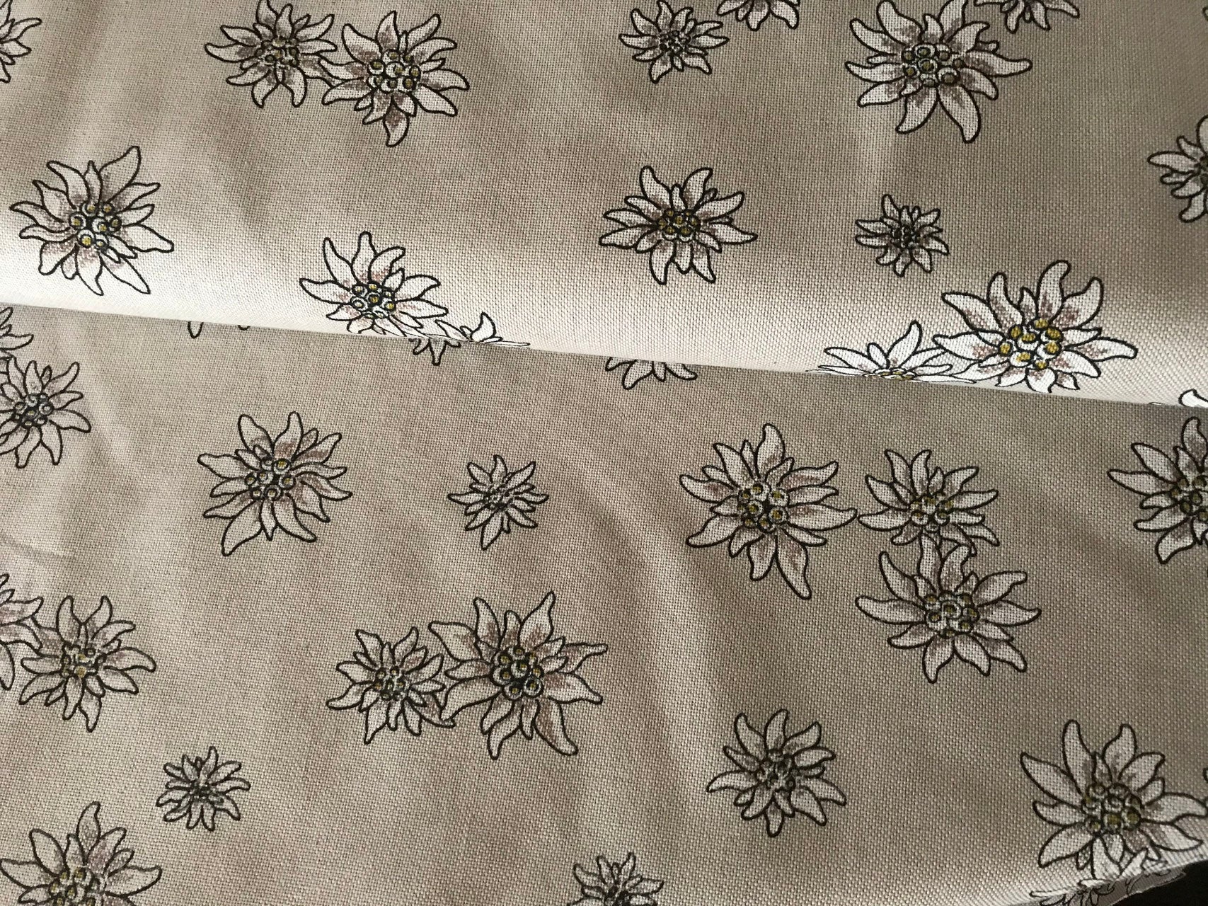 Schöner Stoff mit Edelweiss weiss