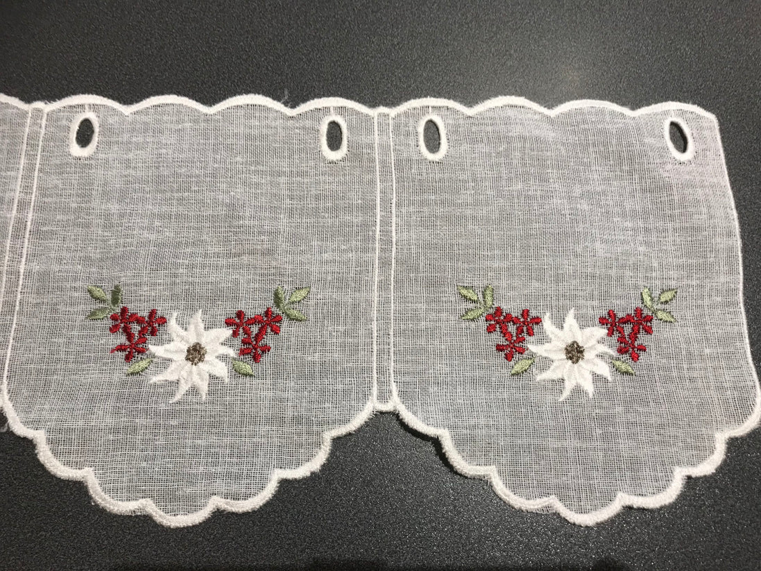 Schöner Kurzvorhang mit Alpenblumen Edelweiss und Bergrosen, Leinenstruktur weiss, 15cm