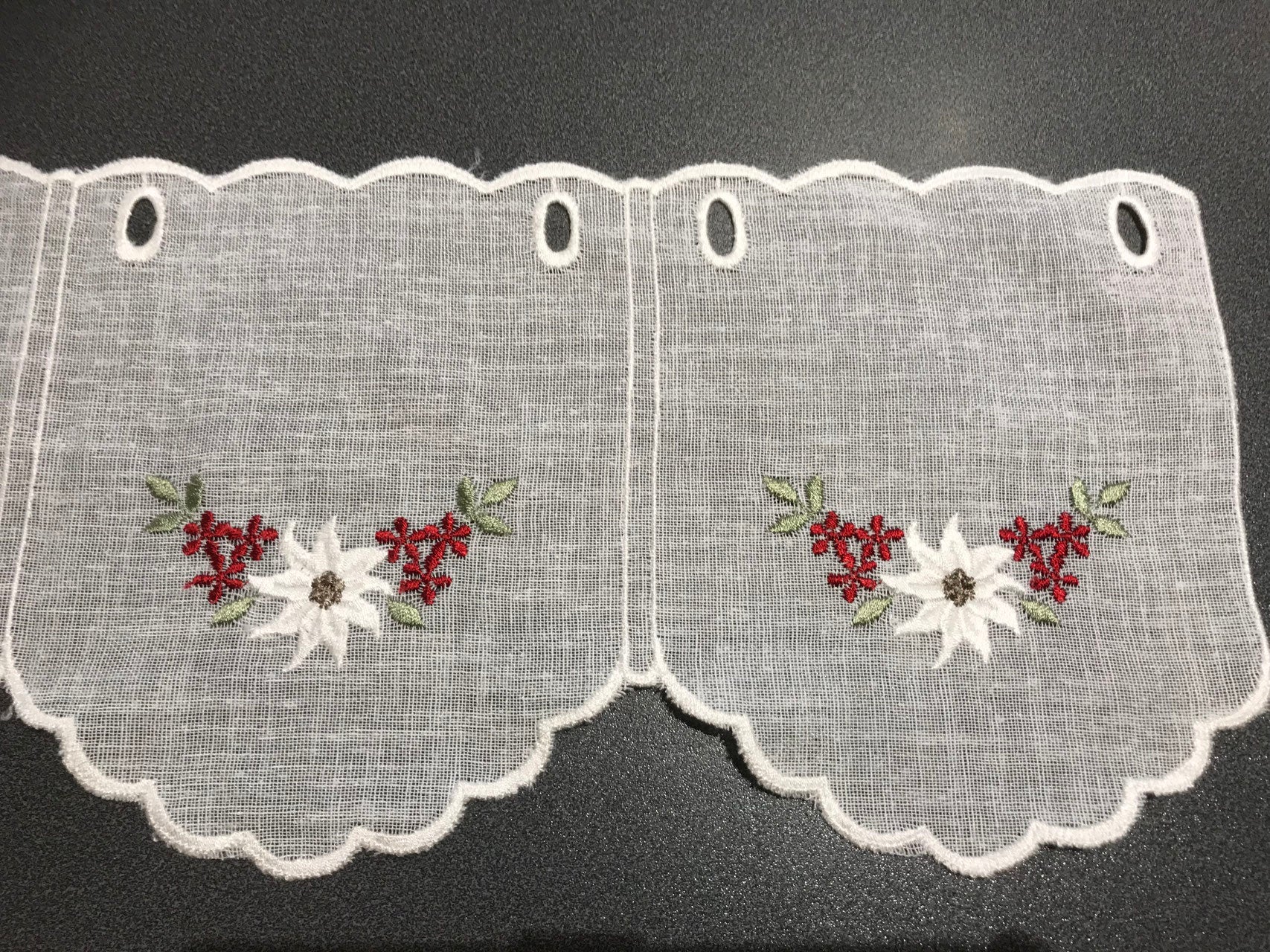 Schöner Kurzvorhang mit Alpenblumen Edelweiss und Bergrosen, Leinenstruktur weiss, 15cm