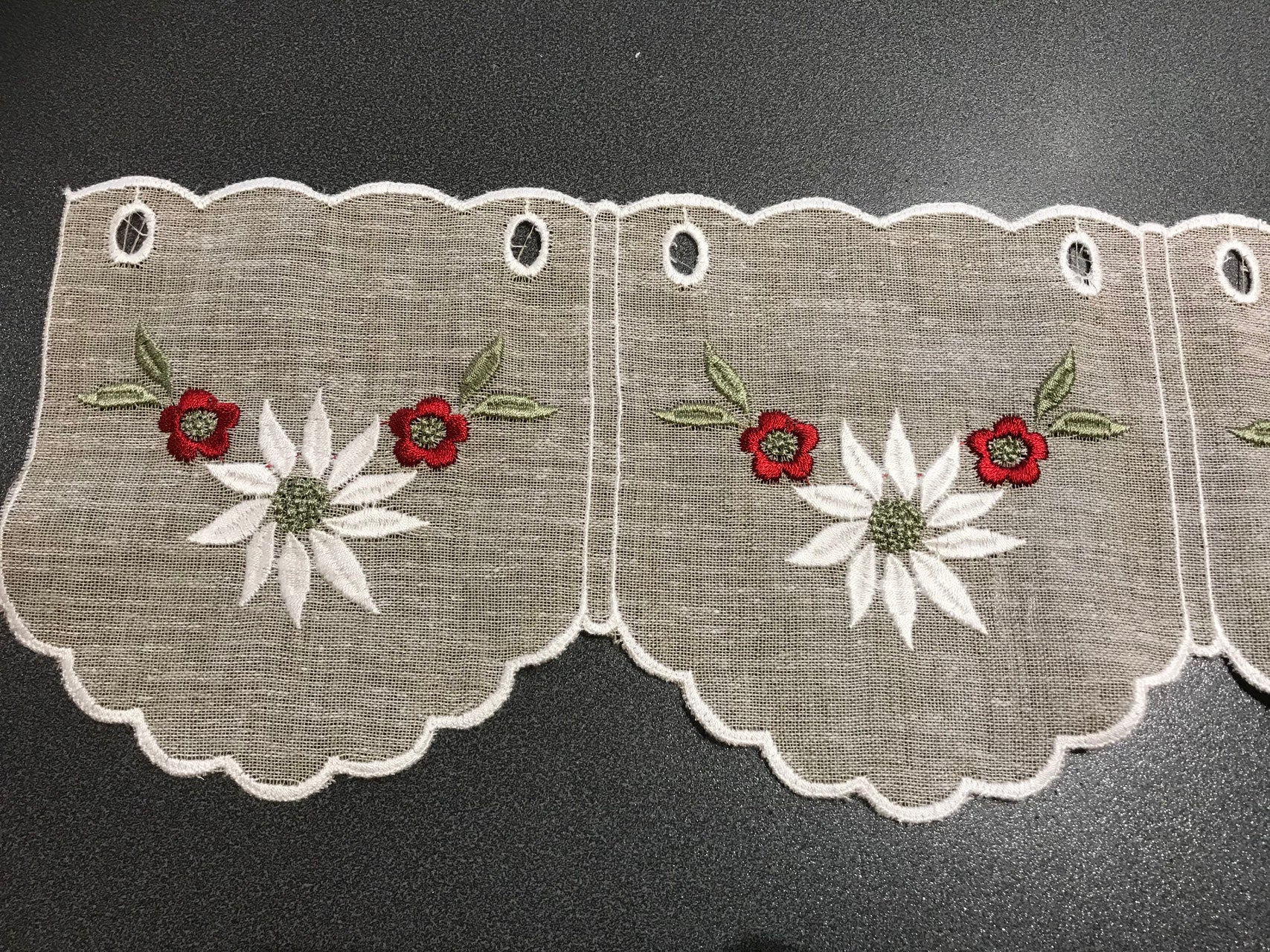 Schöner Kurzvorhang mit Alpenblumen Edelweiss in Leinenoptik beige, H 15cm
