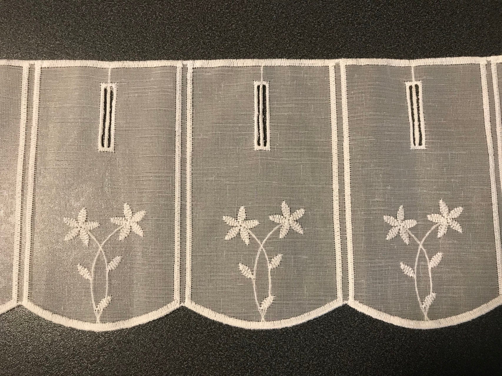 Kurzvorhang mit Blumen