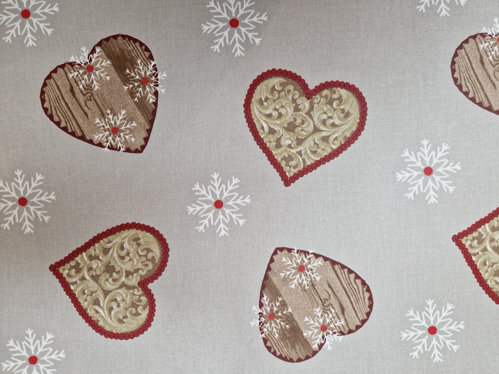 Wachstuch Herzen und Schneeflocken auf grauem Hintergrund
