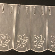 Kurzvorhang mit Blumen
