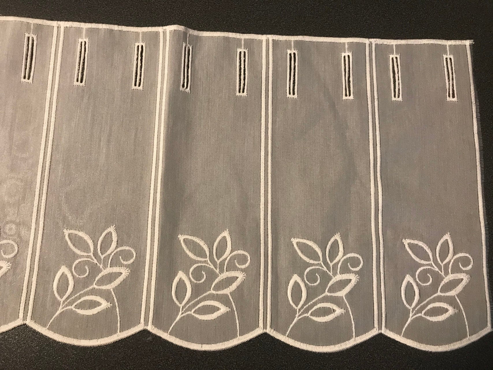 Kurzvorhang mit Blumen