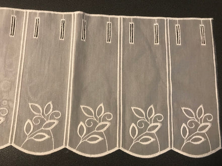 Kurzvorhang mit Blumen