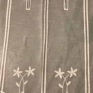 Kurzvorhang mit Blumen