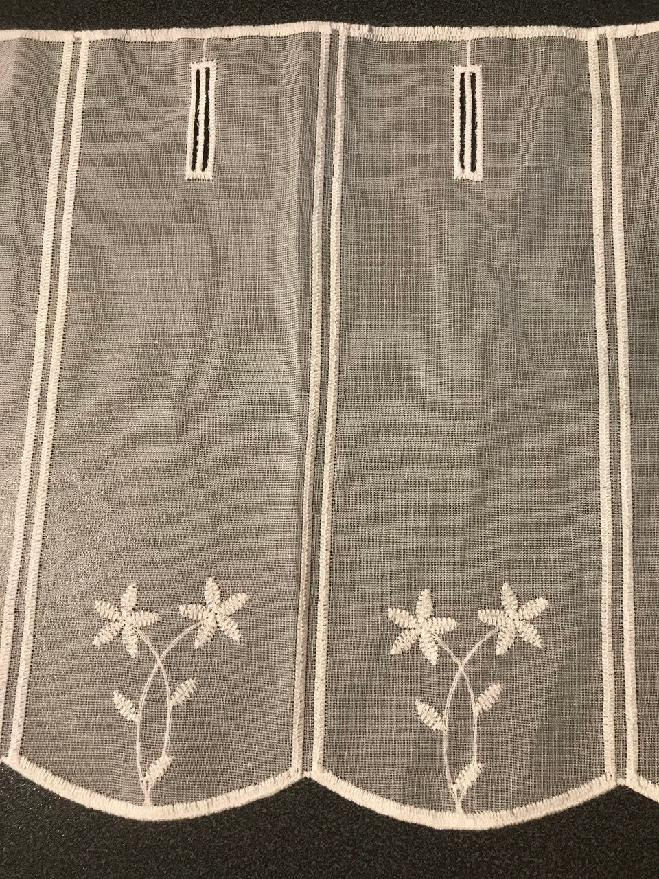 Kurzvorhang mit Blumen