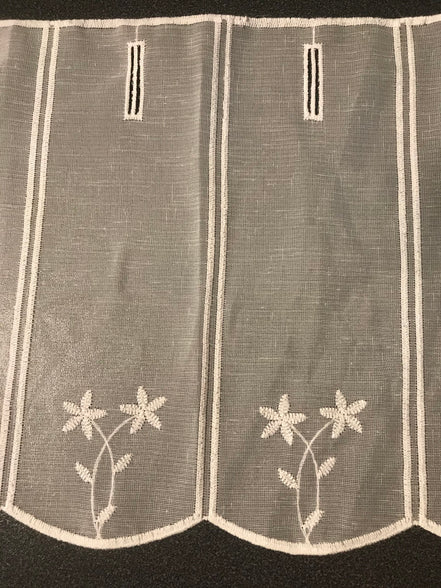 Kurzvorhang mit Blumen