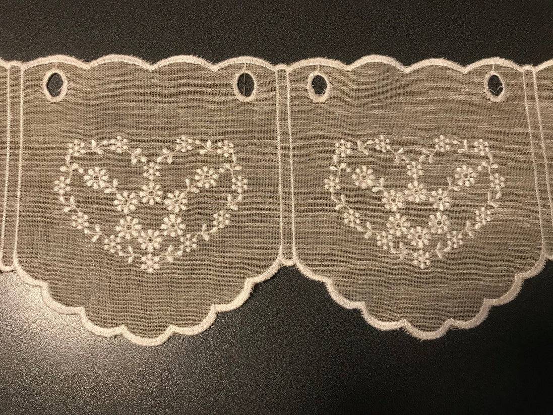 Kurzvorhang mit Blumenherz in Leinenoptik beige