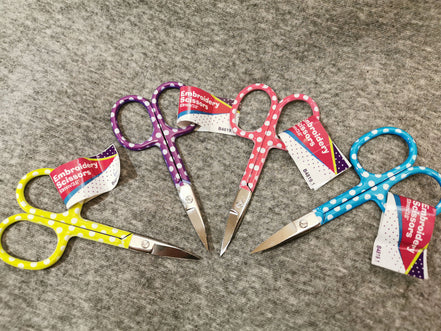 Stickschere mit Punkten