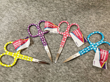 Stickschere mit Punkten