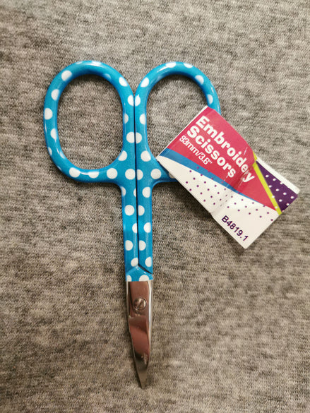 Stickschere mit Punkten