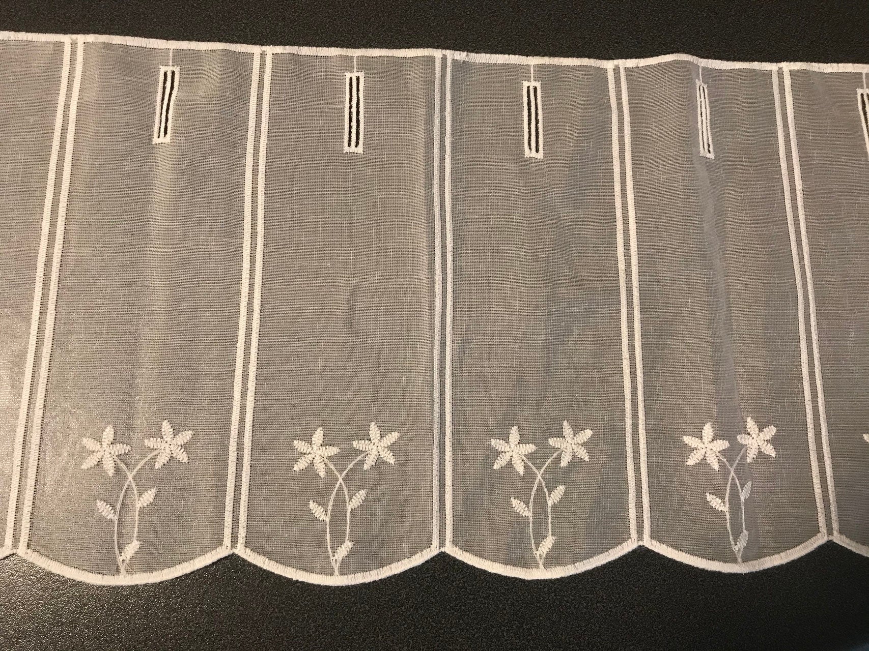 Kurzvorhang mit Blumen